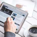 Excluir informações jurídicas da web é possível em casos específicos, como informa a Saftec Digital.