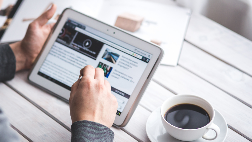 Excluir informações jurídicas da web é possível em casos específicos, como informa a Saftec Digital.