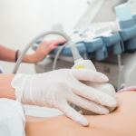 Dra. Thaline Neves explica que o ultrassom usa ondas sonoras e é seguro até na gestação, enquanto a tomografia utiliza radiação para análises internas detalhadas.