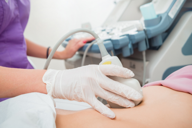 Dra. Thaline Neves explica que o ultrassom usa ondas sonoras e é seguro até na gestação, enquanto a tomografia utiliza radiação para análises internas detalhadas.