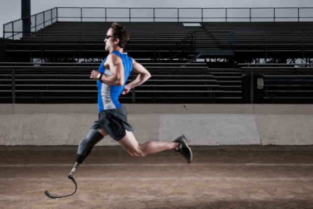 Elias Assum Sabbag Junior mostra como próteses esportivas superam barreiras e transformam a vida de atletas com deficiência.