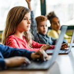 A exclusão digital e a desigualdade educacional, analisadas por Sérgio Bento De Araújo, impactam o desempenho escolar.