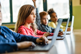 A exclusão digital e a desigualdade educacional, analisadas por Sérgio Bento De Araújo, impactam o desempenho escolar.