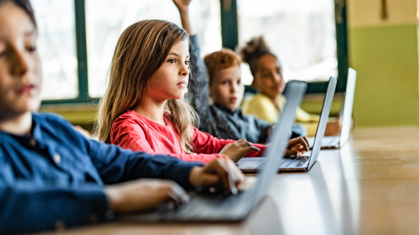 A exclusão digital e a desigualdade educacional, analisadas por Sérgio Bento De Araújo, impactam o desempenho escolar.