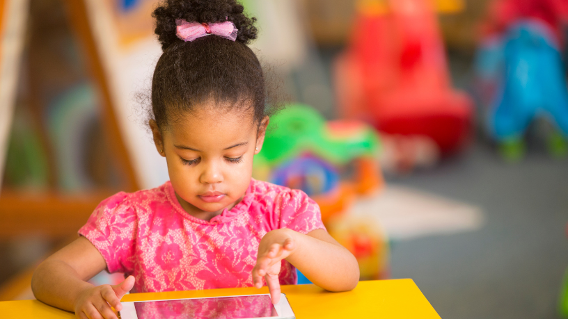 O acesso à tecnologia no desempenho escolar, estudado por Sérgio Bento De Araújo, revela diferenças educacionais.