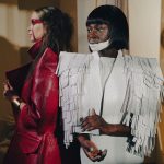 Dois modelos apresentam looks contemporâneos e de inspiração editorial em uma apresentação de moda.