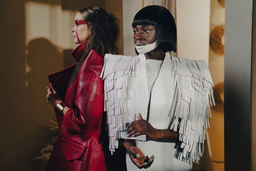 Dois modelos apresentam looks contemporâneos e de inspiração editorial em uma apresentação de moda.