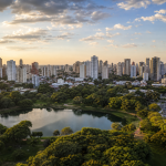 Vista urbana de Campinas com prédios, áreas verdes e vias da cidade, em representação de seu desempenho em índice internacional