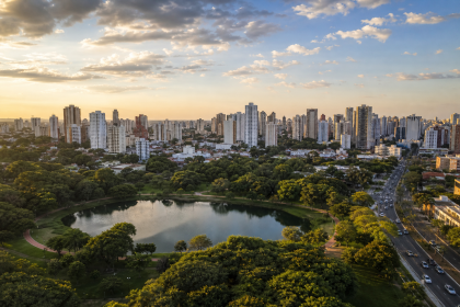Vista urbana de Campinas com prédios, áreas verdes e vias da cidade, em representação de seu desempenho em índice internacional