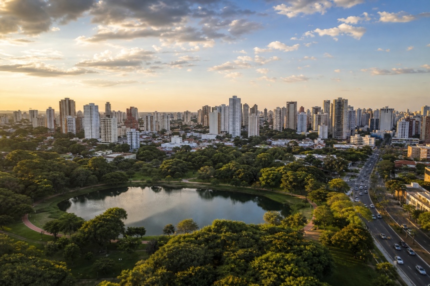 Vista urbana de Campinas com prédios, áreas verdes e vias da cidade, em representação de seu desempenho em índice internacional