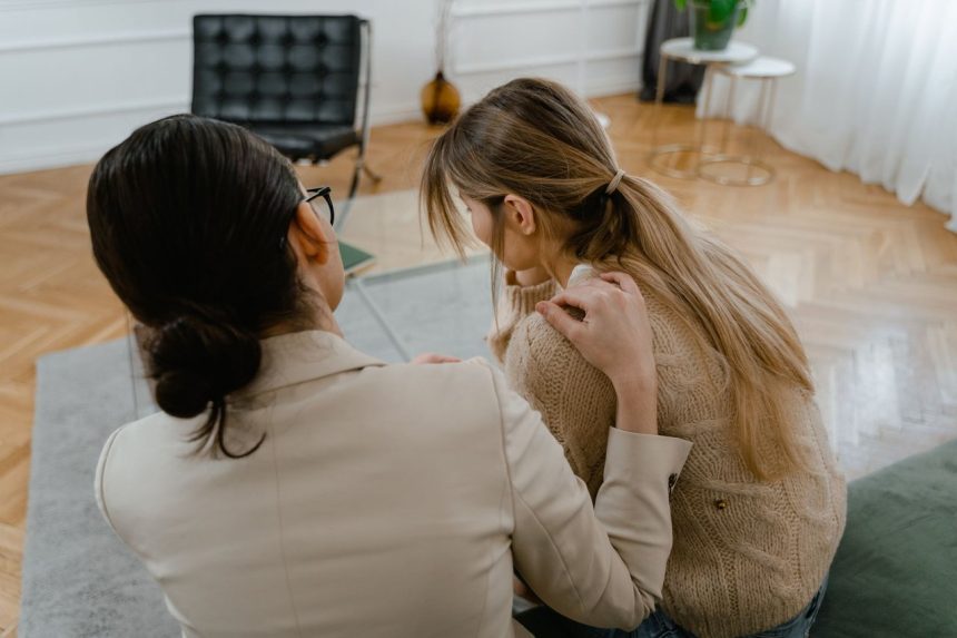 Duas mulheres conversam sentadas em um ambiente interno, em um momento de escuta e apoio mútuo.